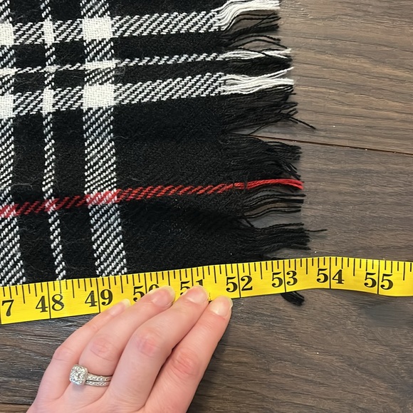 Classic plaid scarf - Picture 5 of 7